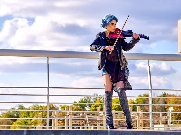 Música street performers con chica violinista — Foto de Stock