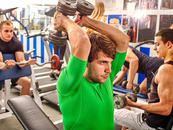 Groupe d'hommes travaillant son corps au gymnase . — Photo