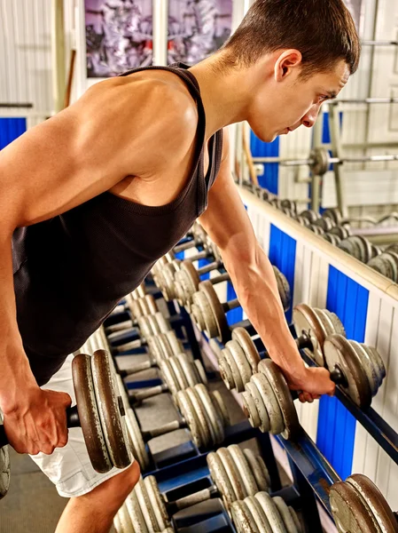 Männer, die seinen Körper im Fitnessstudio bearbeiten. — Stockfoto