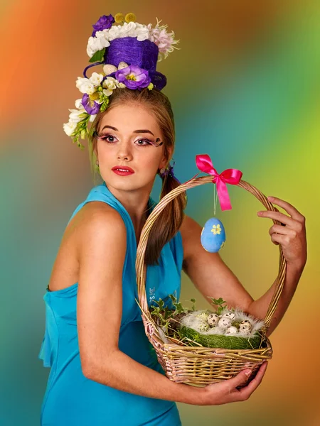 Kvinna i påsk stil se med bunny. — Stockfoto