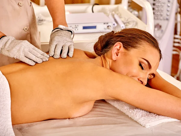 Mujer recibiendo guantes de electricidad masaje en salón de belleza . —  Fotos de Stock