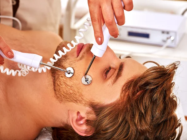 Mann erhält elektrische Gesichtspeeling-Hydradermie-Massage. — Stockfoto