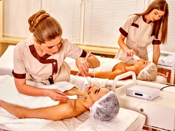 Молода жінка отримує електричний масаж обличчя . — стокове фото