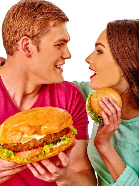 Hombre y mujer comiendo un sándwich grande con cola. Aislado . — Foto de Stock