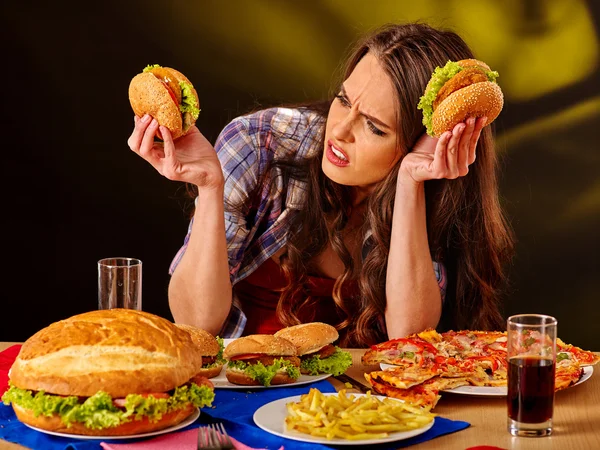Девушка ест большой бутерброд . — стоковое фото
