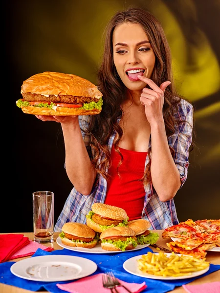 Menina comendo sanduíche grande . — Fotografia de Stock