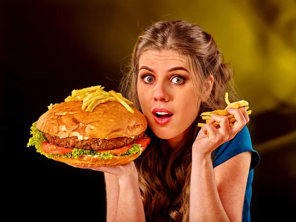 Κορίτσι τρώει μεγάλο σάντουιτς. — Φωτογραφία Αρχείου
