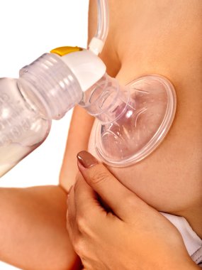 Breastpump ile çıplak kadın emzirme.