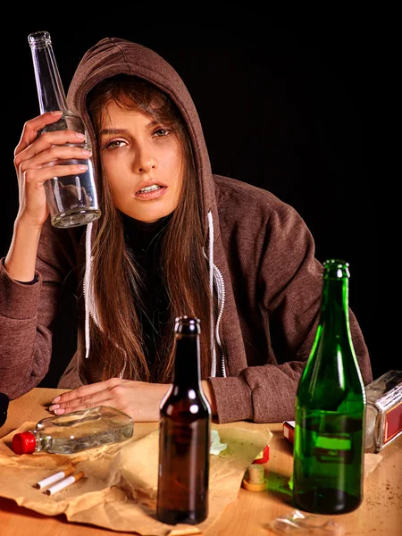 Pijana dziewczyna trzyma butelkę wódki. — Zdjęcie stockowe