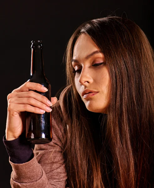 Opilá dívka drží láhev vodky. — Stock fotografie