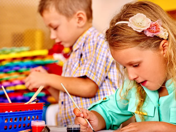 Niña pintura cuadro en el escritorio  . — Foto de Stock