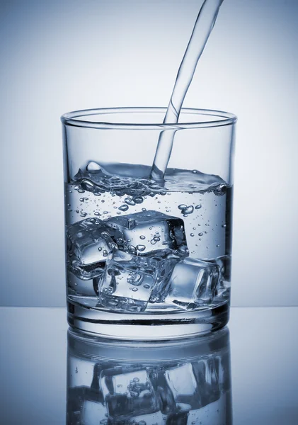 Wasser in Glas gegossen — Stockfoto