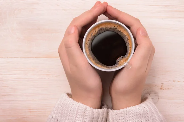 Hands holding plastic coffee cup — Stock Photo, Image