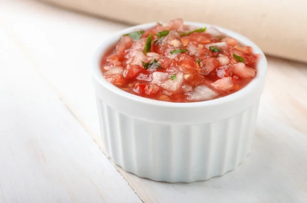 Ramekin com molho de salsa — Fotografia de Stock