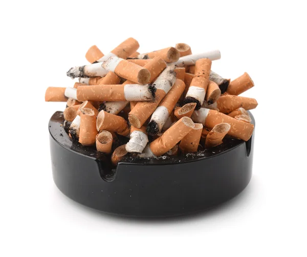 Cendrier plein de mégots de cigarette — Photo