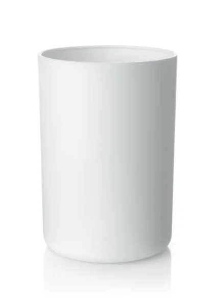 白に隔離された空白の白いプラスチックカップ — ストック写真