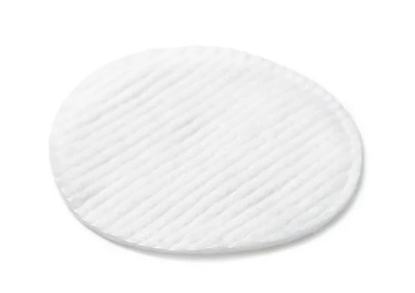 Einzelne Kosmetika Baumwollpad Isoliert Auf Weiß — Stockfoto