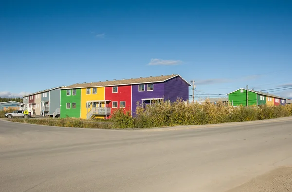 Coloridos apartamentos inuvik — Fotografia de Stock