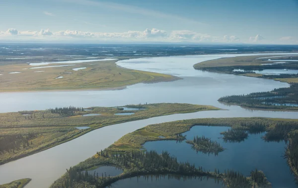 Mackenzie River δεδομένου ότι πλησιάζει τον Αρκτικό Ωκεανό — Φωτογραφία Αρχείου