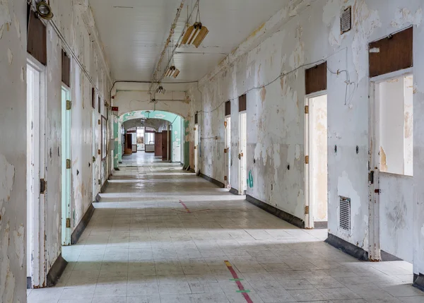 Long corridor inside Trans-Allegheny Lunatic Asylum — Stock Photo, Image