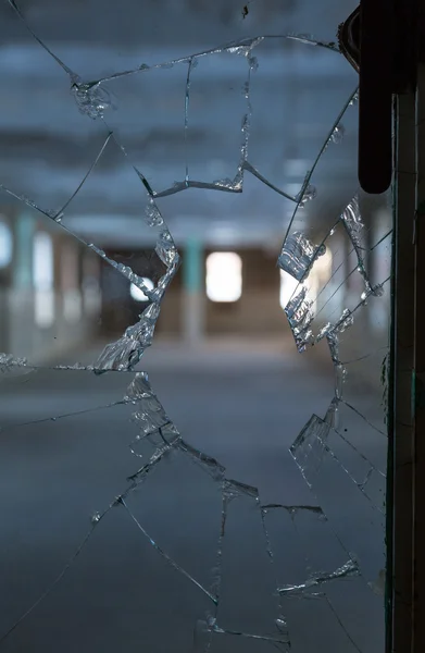 Разбитое стекло в окне на пустую комнату — стоковое фото