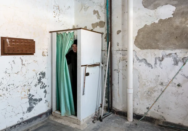 Verlaten douche en man binnen Trans-Allegheny Lunatic Asylum — Stockfoto