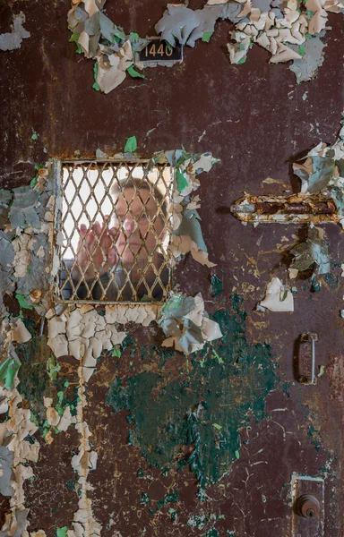 Uomo anziano dietro la porta sbarrata chiusa a chiave in cella — Foto Stock