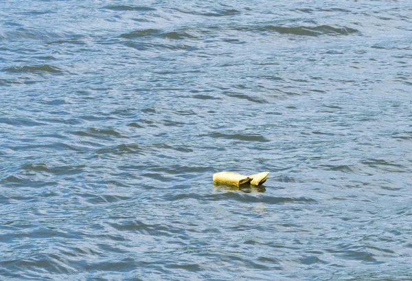 PFD abandonado flotando en el agua del lago — Foto de Stock