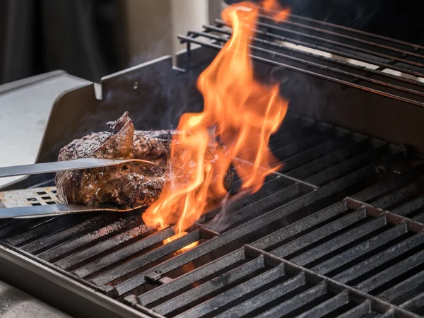 Grote ossenhaas flaming op barbecue — Stockfoto