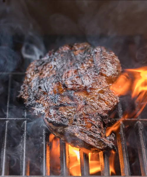 Grote ossenhaas flaming op barbecue — Stockfoto