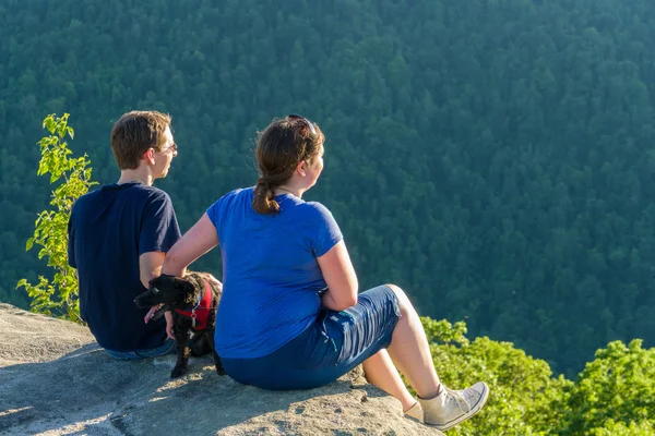 Wanderer auf Rabenfelsen in Küferfelsen Staatswald wv — Stockfoto