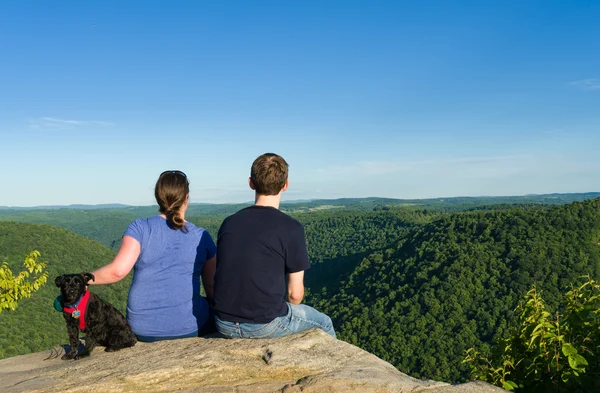 Caminhantes em Raven Rock in Coopers Rock State Forest WV — Fotografia de Stock