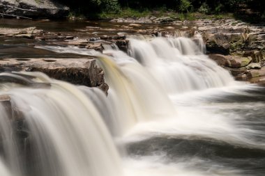 Yüksek düşüyor, hile, üç ayrı şelaleler