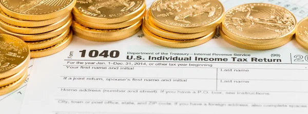 Solid gold coins on 2014 form 1040 — Stock Photo, Image