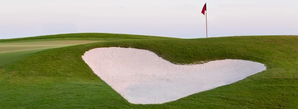 Καρδιά σχήμα άμμο οχυρό μπροστά από το γκολφ, πράσινο — Φωτογραφία Αρχείου
