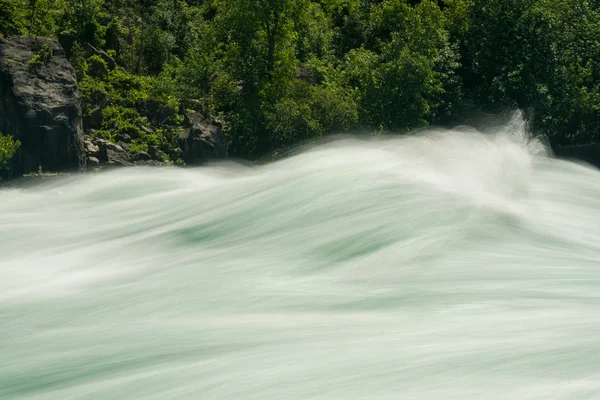 Niagara řeka v bílé vodě chodit v Kanadě — Stock fotografie