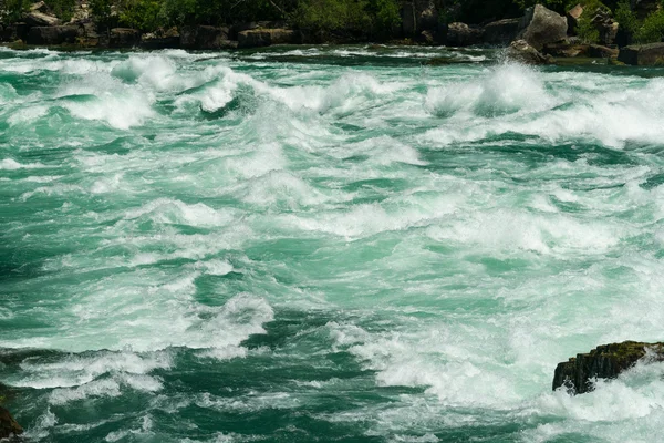 Niagara řeka v bílé vodě chodit v Kanadě — Stock fotografie