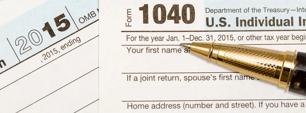 Caneta de ouro que coloca em 2015 IRS formulário 1040 — Fotografia de Stock