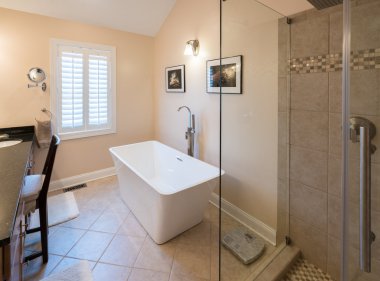 Modern banyo duran küvet ve duş
