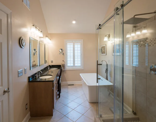 Banheiro moderno com banheira autônoma e vaidade — Fotografia de Stock