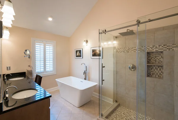 Cuarto de baño moderno con bañera independiente y tocador — Foto de Stock