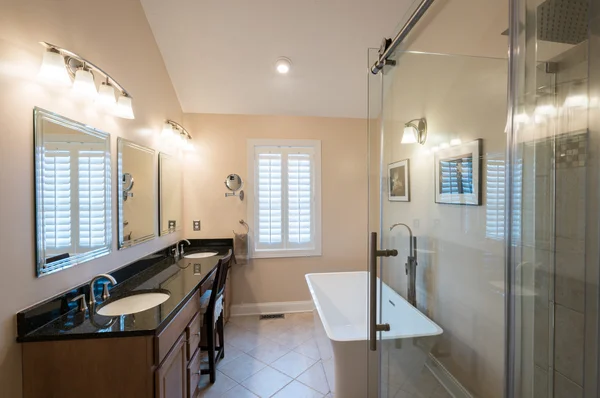 Modern bathroom with freestanding tub and vanity — Stock Photo, Image