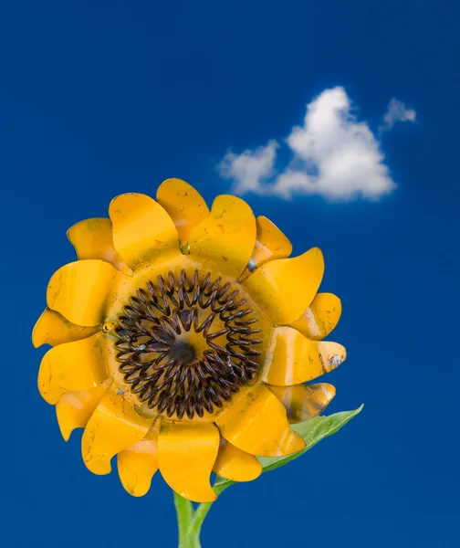 Sonnenblume aus Metall gegen blauen Himmel — Stockfoto