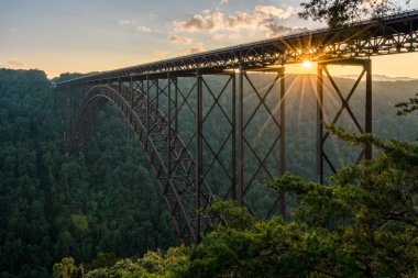 Günbatımı Batı Virginia'da yeni River Gorge köprüsünde
