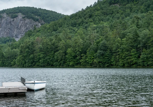 Fairfield Lake in de buurt van Sapphire in North Carolina — Stockfoto