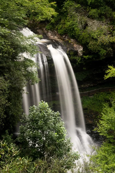 Suché spadá v podobě vodopádu poblíž vysočiny Nc — Stock fotografie
