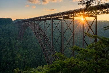 Günbatımı Batı Virginia'da yeni River Gorge köprüsünde