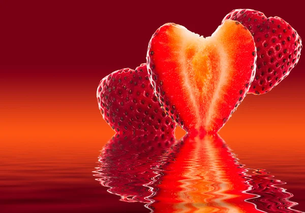 Fragola fresca affettata a forma di cuore riflessa — Foto Stock