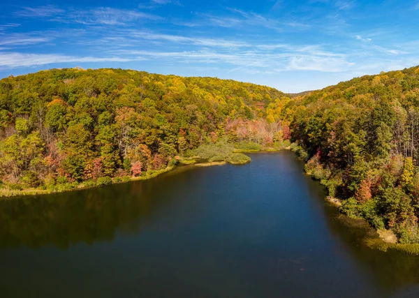 Panorama Coopers Rock Lake ve státním parku s podzimními a podzimními barvami — Stock fotografie