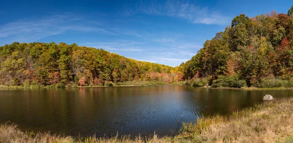 Sonbahar ve sonbahar renkleriyle eyalet parkında Cooper 's Rock Lake Panoraması — Stok fotoğraf